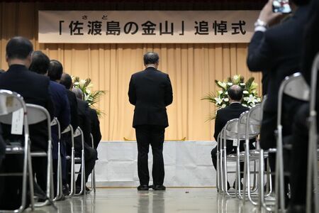 11月24日、佐渡島の金山の追悼式典であいさつする渡辺竜五・佐渡市長（写真：AP/アフロ）