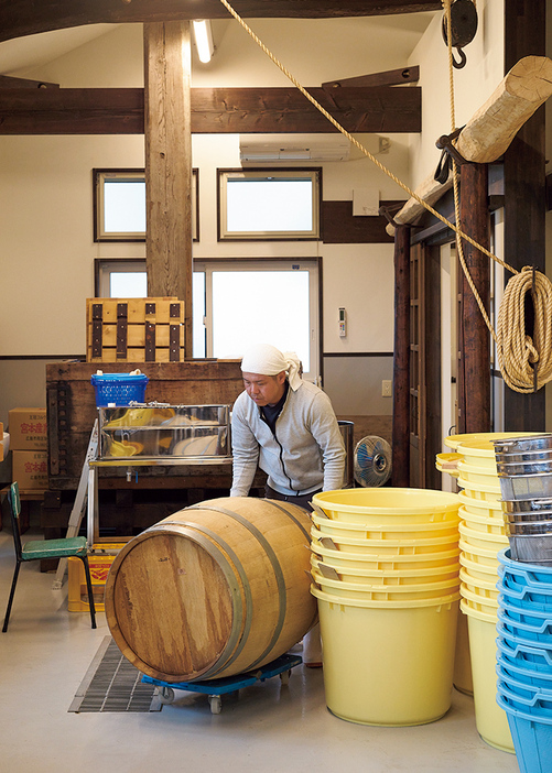 酒蔵から譲られた古い木製の搾り機が現役で活躍中。