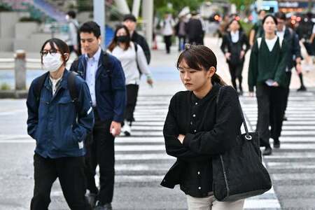 肌寒くなりポケットに手を入れる人や厚着をする人たちが見られた＝２８日、那覇市久茂地（喜屋武綾菜撮影）