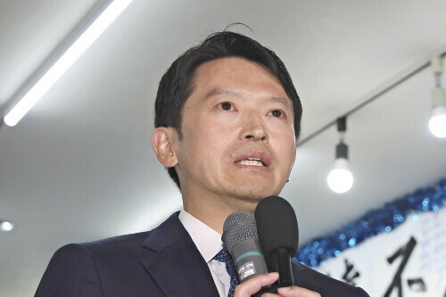 当選を決め、支持者らにあいさつする斎藤さん（１７日午後９時５８分、神戸市中央区で）＝渡辺恭晃撮影