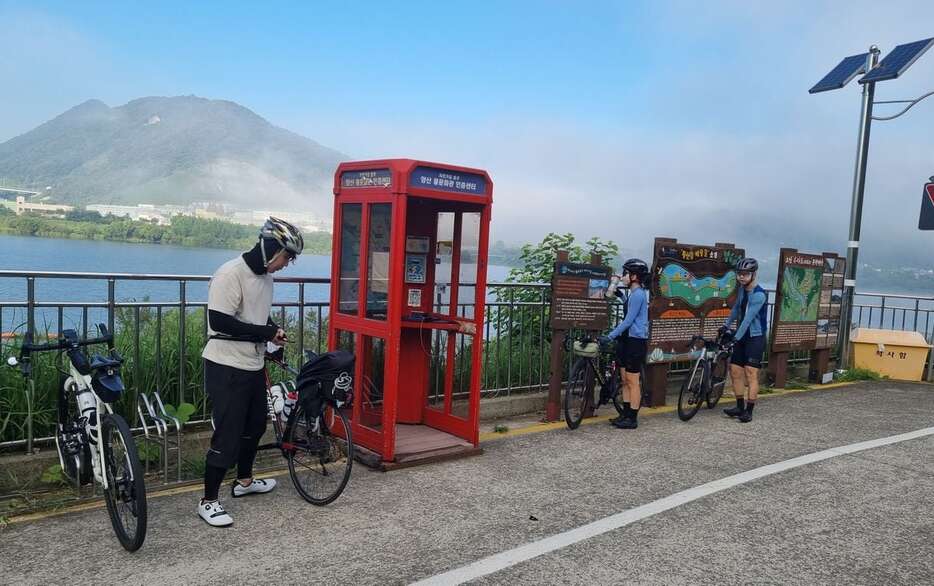 韓国南部を流れる洛東江沿いの自転車コース。コースには手帳にスタンプを押す赤いボックスのチェックポントがいくつも設置されている＝9月14日（桜井紀雄撮影）