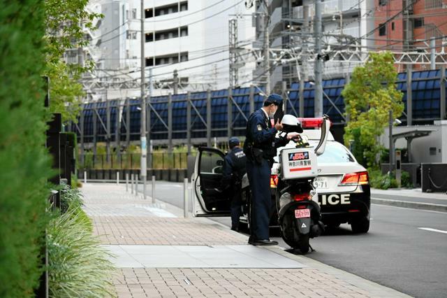 路上強盗があった現場付近=2024年11月18日午前7時4分、横浜市西区、稲葉有紗撮影