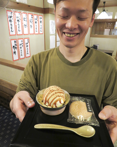 【伊勢うどんのたれとアイスを組み合わせた「和いす」を紹介する岡田さん＝伊勢市宇治今在家町の岡田屋で】