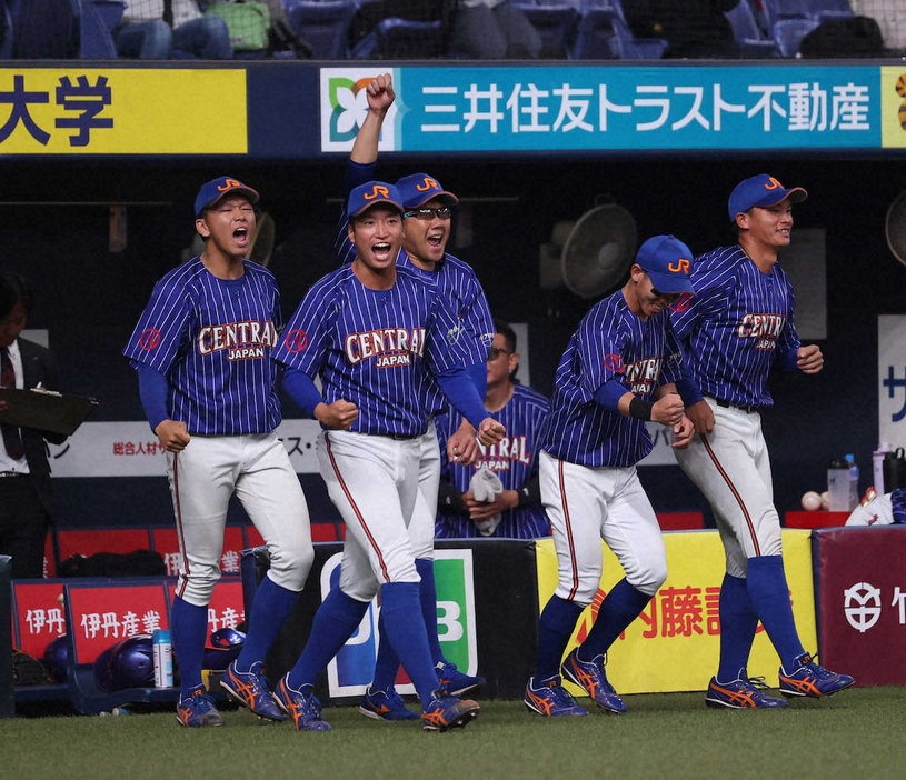 ＜JR東海・ミキハウス＞勝利し、歓喜するJR東海ナイン（撮影・平嶋　理子）