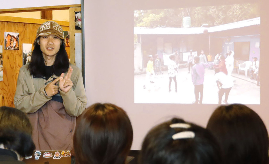 ネパールでの孤児院運営などについて語る竹中さん＝本町のピースカフェで