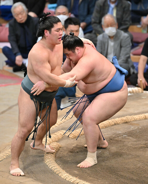 大相撲九州場所８日目。阿武剋（右）は寄り切りで朝紅龍を下す＝１７日、福岡国際センター