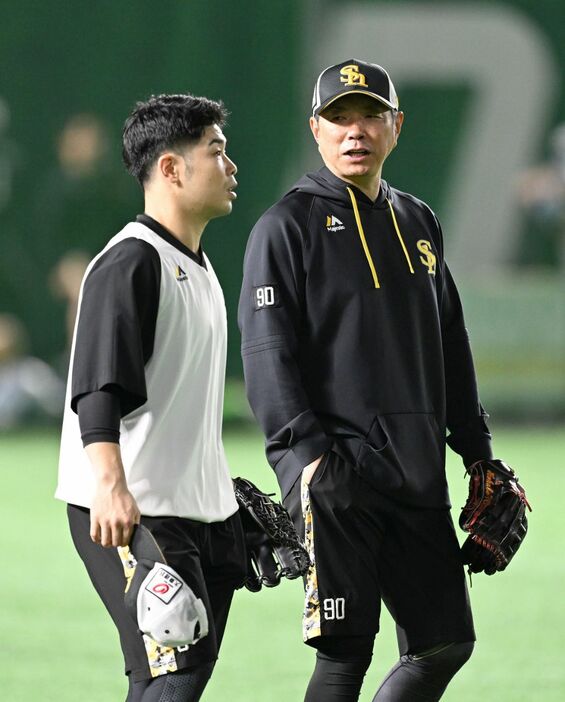 10月31日の試合前、近藤（左）に声をかける小久保監督（撮影・星野楽）