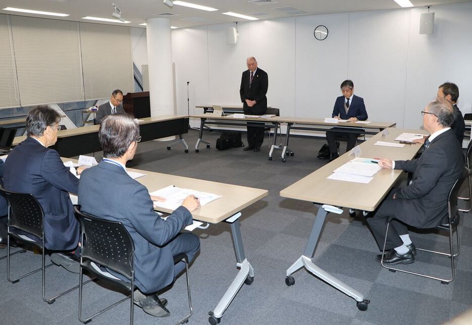 すさみ串本道路工事の課題への対応について話し合う関係者（２８日、和歌山県庁で）