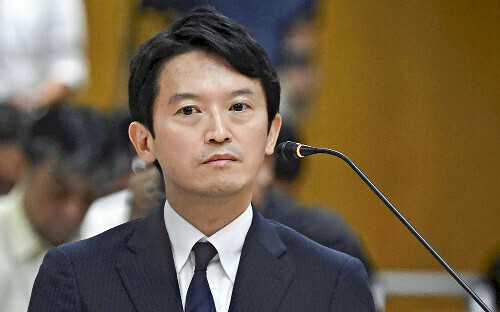 兵庫県議会の百条委員会で証人尋問に応じる斎藤元彦知事（９月６日）