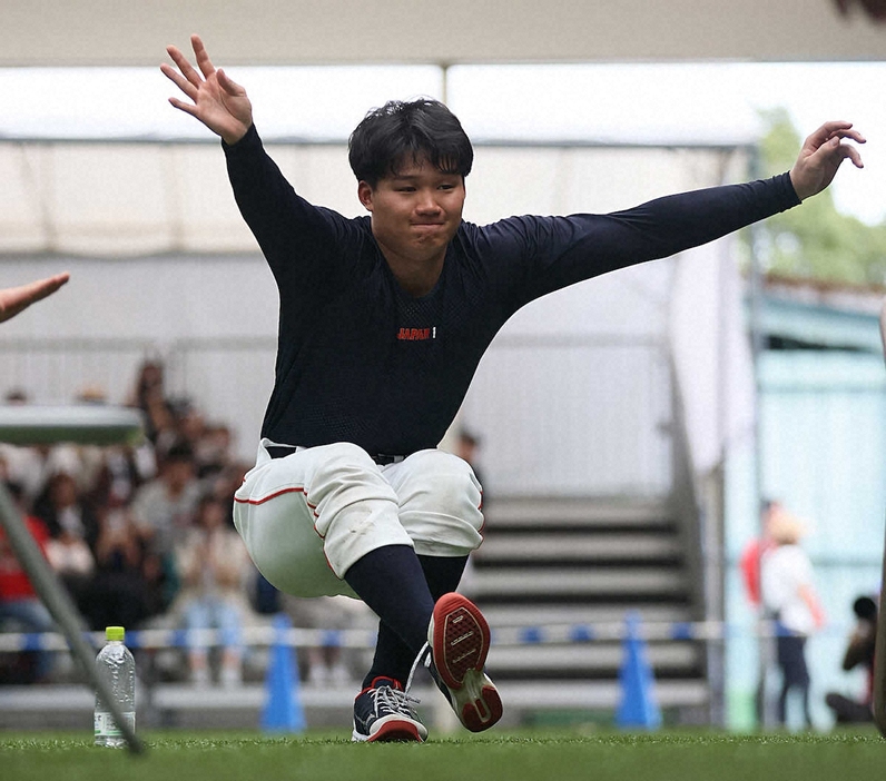 ＜侍ジャパン合宿　4日目＞コンディショニングメニューをこなす阪神・森下（撮影・岸　良祐）　