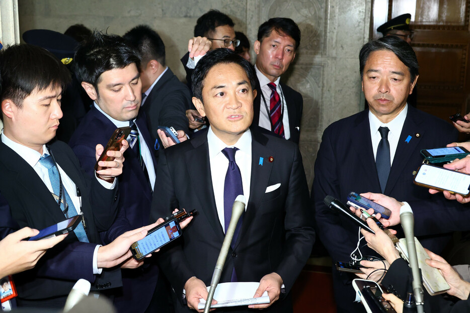 石破茂首相との会談後、記者団の質問に答える国民民主党の玉木雄一郎代表（中央）＝１１日午前、国会内