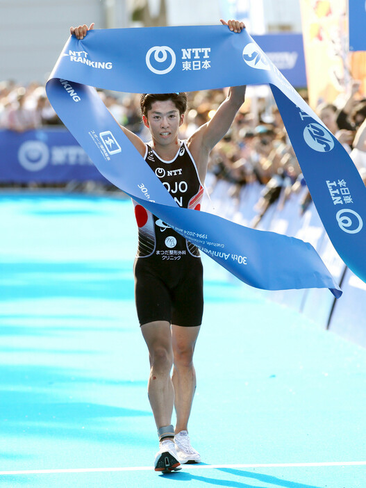 トライアスロンの日本選手権。ゴールする男子優勝の北條巧＝１７日、東京・お台場海浜公園