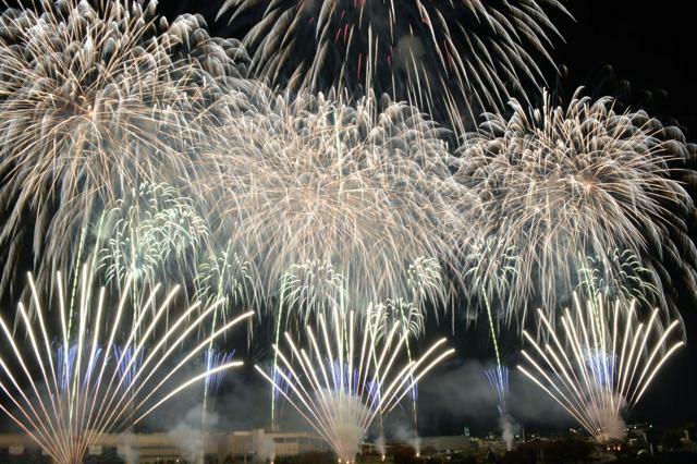 さまざまな花火が次々と打ち上げられた=2022年11月5日午後6時46分、茨城県土浦市、谷口哲雄撮影