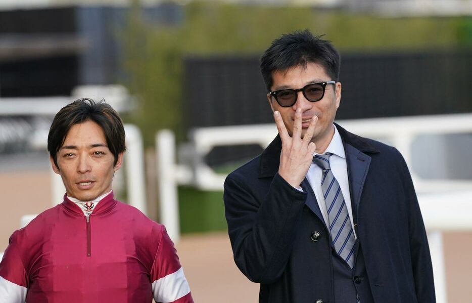 京都2歳Sをエリキングで制した川田将雅騎手（左）とエリキポーズをとる藤田晋氏＝京都競馬場（撮影・岩川晋也）