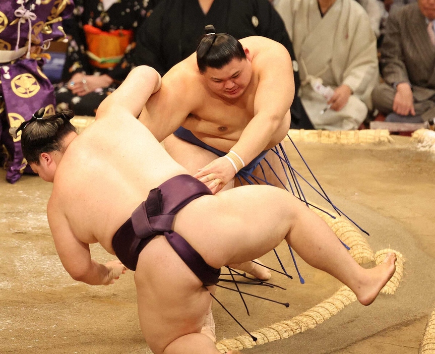 ＜九州場所2日目＞　押し倒して王鵬（左）を破る大の里　　　（撮影・成瀬　徹）　　