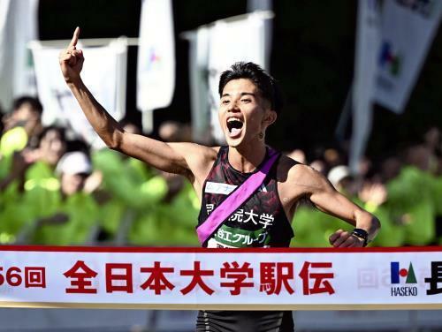 初優勝し、ゴールする国学院大アンカーの上原琉翔（３日）＝武藤要撮影