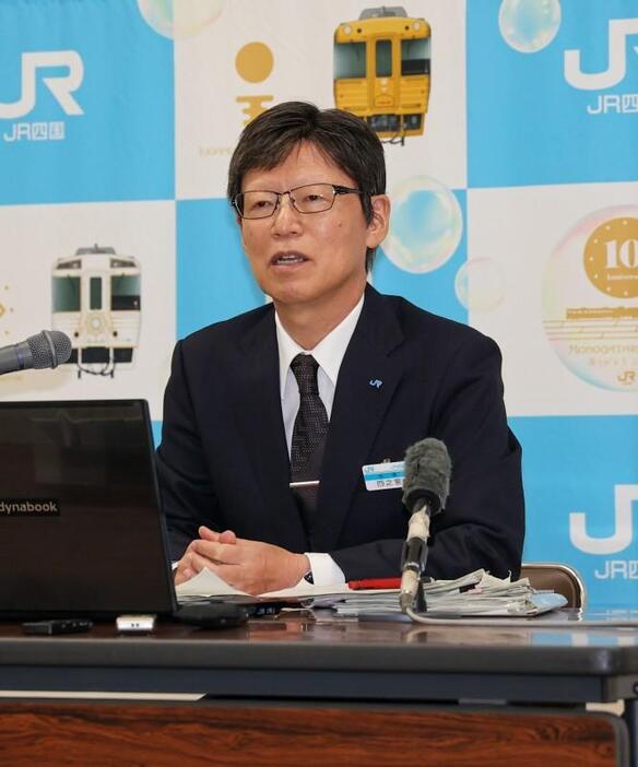 定例記者会見で事故対応について謝罪するJR四国の四之宮社長＝高松市