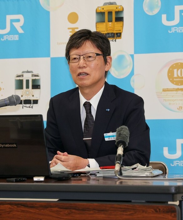 定例記者会見で事故対応について謝罪するJR四国の四之宮社長＝高松市