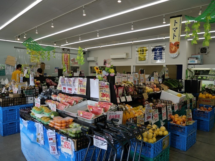 店には旬の野菜が並び、品ぞろえの豊富さを誇ります