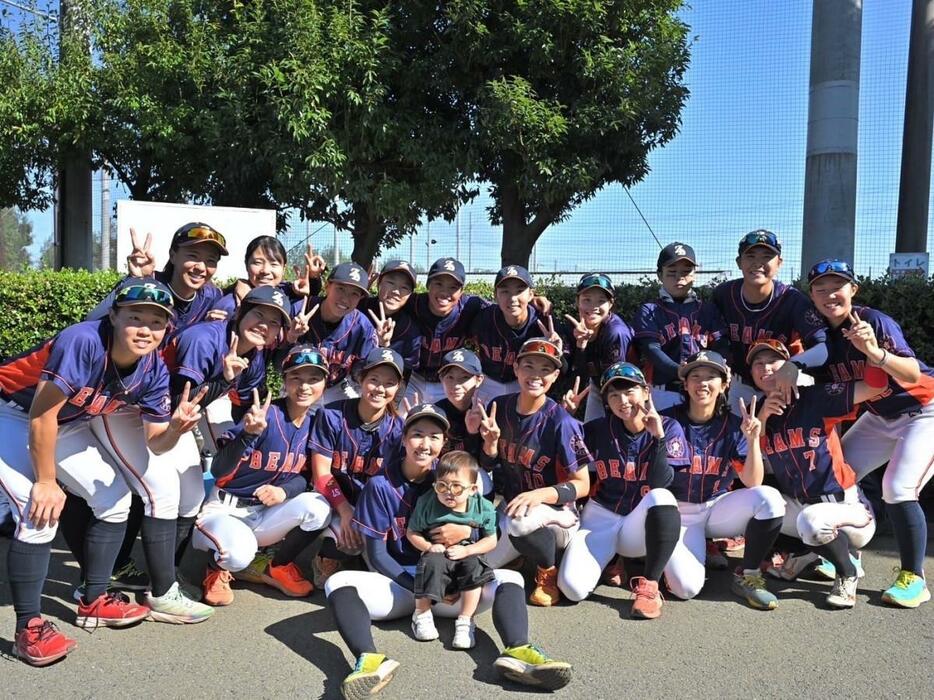 女子硬式野球チーム「ZENKO BEAMS（ゼンコービームス）」集合写真