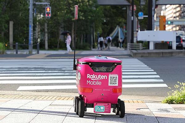 信号機が青になるのを待つ自動配送ロボット