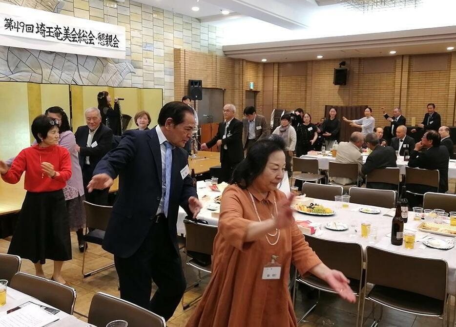 久永さとみさんの唄に踊りの輪が広がる会場