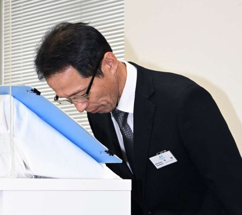 〈関連〉３０代男性巡査部長の懲戒免職処分で謝罪する牛垣誠首席監察官＝２２日、鹿児島市の県警本部