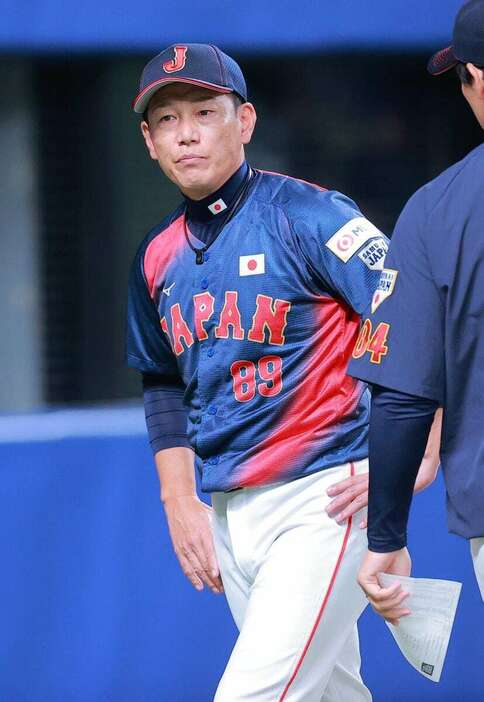 選手交代を告げた井端弘和監督。この日の球審は台湾から派遣されており、余聖傑氏が通訳としてサポートした＝バンテリンドームナゴヤ（撮影・長尾みなみ）