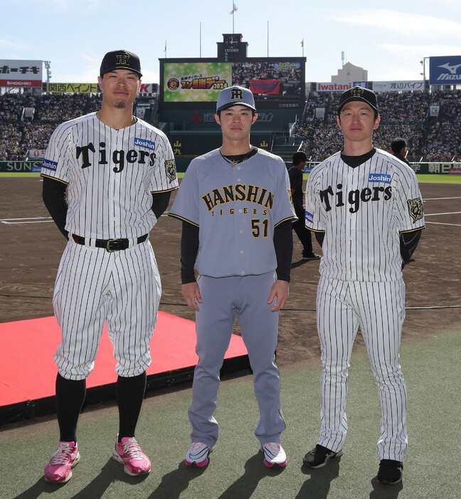 阪神は２３日、球団創設９０周年を迎える来季の新ユニホームを発表し、同日に甲子園球場で行われたファン感謝イベントでお披露目した（球団提供）