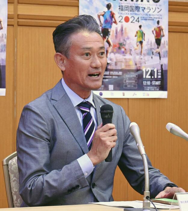 記者会見で福岡国際マラソン2024の招待選手を発表する日本陸連の高岡寿成シニアディレクター＝6日、福岡市