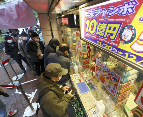 列を作り、「年末ジャンボ宝くじ」を買い求める人たち（２０日午前、東京都中央区で）＝須藤菜々子撮影