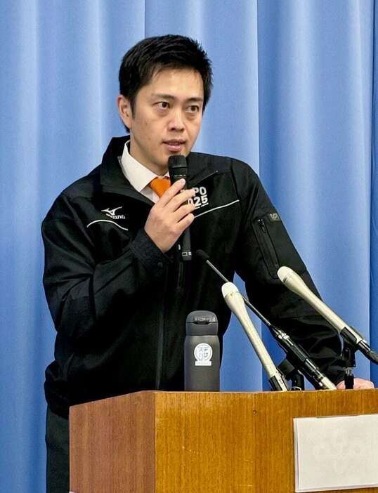 記者会見に臨む日本維新の会の吉村洋文共同代表＝20日午後、大阪府庁