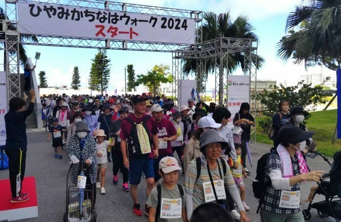 奥武山運動公園周辺を歩くコースに出発する参加者＝10日正午ごろ、那覇市の沖縄セルラースタジアム那覇