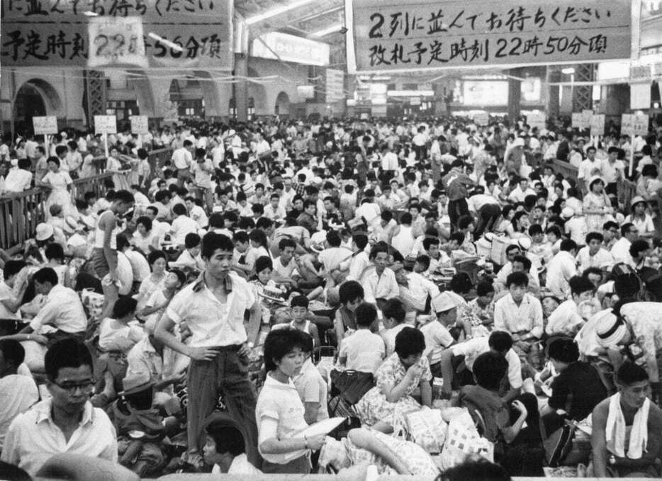 人であふれる上野駅正面改札口前。この年、東京は世界初の1000万人都市となった（8月）