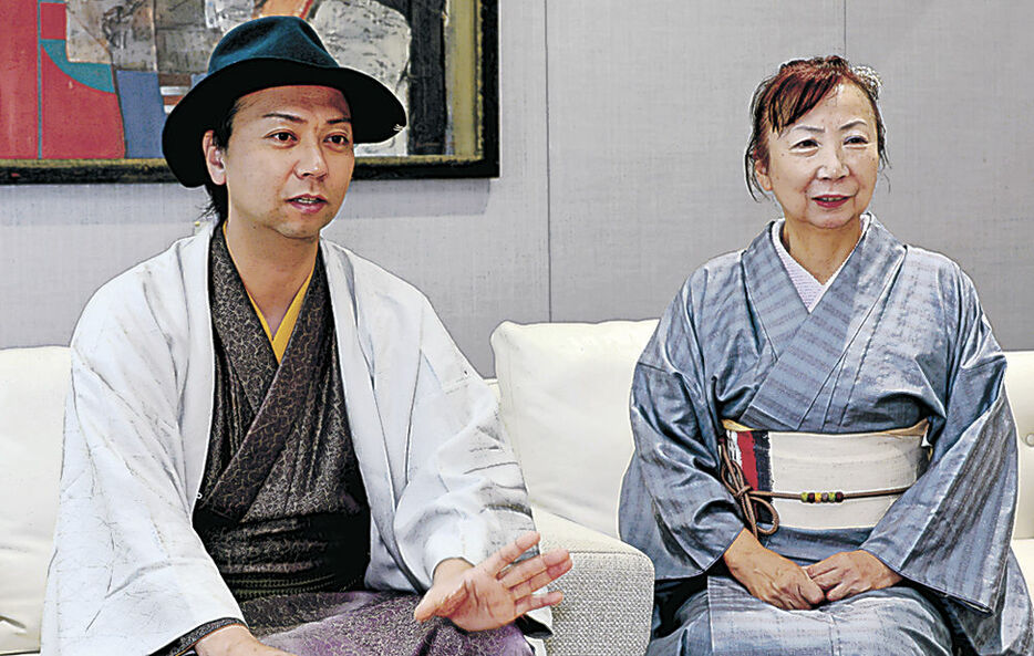 意気込みを語る右近さん（左）とまりこさん＝北國新聞社