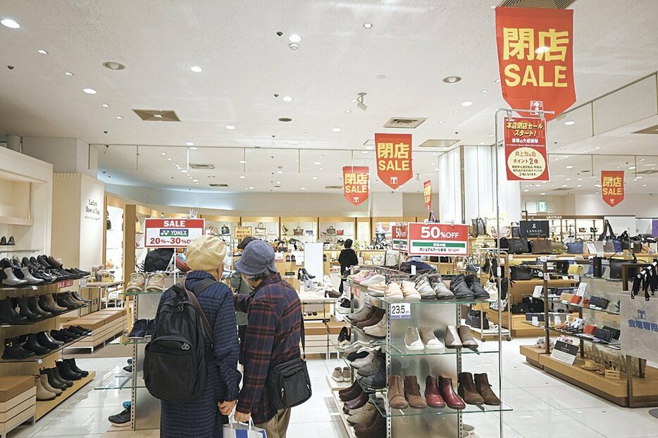 「閉店SALE」の紙が張られた店内