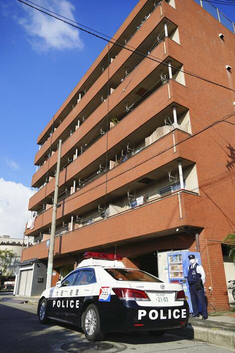 住人女性が死亡する事件があったマンション＝11日午前9時13分、大阪市東住吉区