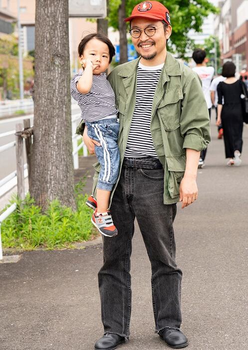 ジャケット＝ヴィンテージ　Tシャツ＝ユニクロ　デニム＝リーバイス　靴＝フライングホース　キャップ＝ラルフ ローレン　眼鏡＝ジンズ