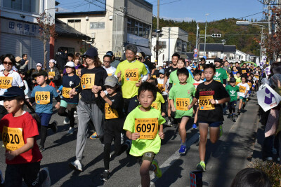 沿道からの声援を受けながら走る参加者