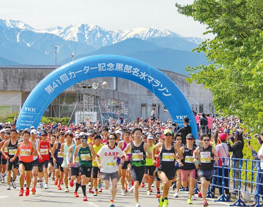 毎年５月の風物詩で、沿道での熱い応援や名水を使ったエイドでの給水、ゴール後のます寿しなどが人気の大会。いよいよエントリーが始まる！