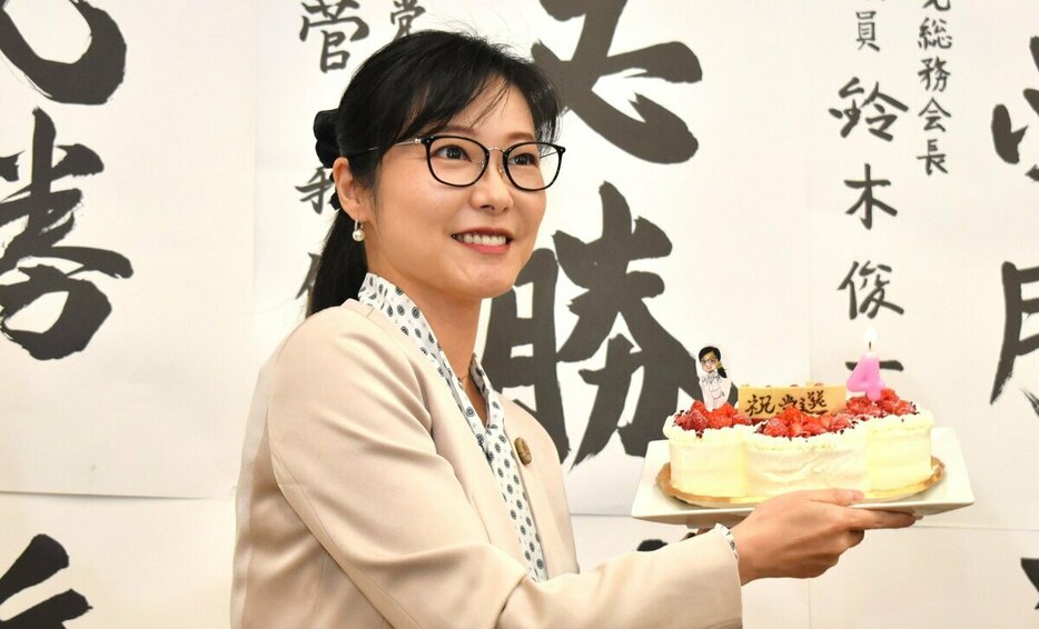 衆院選で当選を決め、お祝いのケーキを手にする加藤鮎子衆院議員