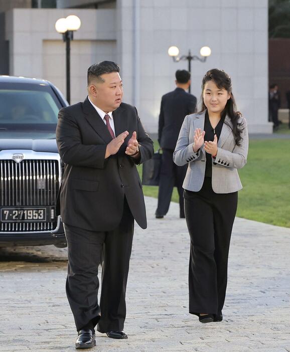 朝鮮労働党創建79年を記念した祝賀公演に臨む北朝鮮の金正恩党総書記（左）と娘＝10月、平壌（朝鮮中央通信＝共同）