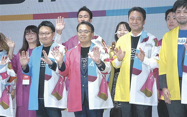 開業イベントに参加した佐橋社長、大村知事、宮川社長（左から）