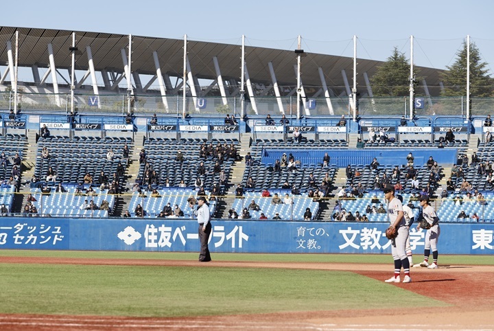 横浜高は10回裏一死満塁で内野5人のシフトを敷いた。データを入念に分析した上での決断で、レフトのポジションはガラ空きだった[写真=田中慎一郎]