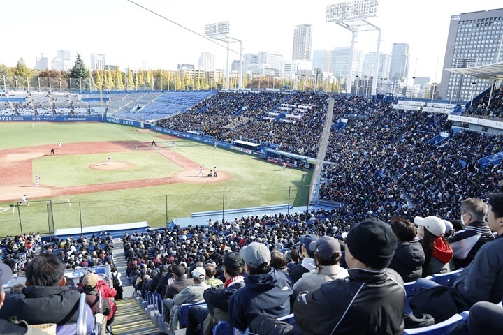 この試合の観衆は1万5000人。内野席は埋まり、外野席も開放された[写真=田中慎一郎]