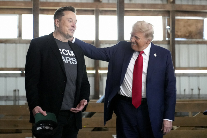 イーロン・マスク氏（左）と談笑するドナルド・トランプ前大統領。次期政権でもタッグを組む＝米ペンシルベニア州で2024年10月5日、AP