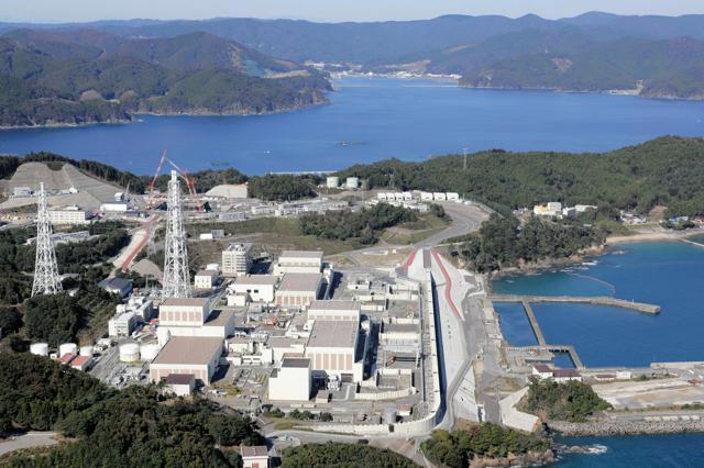 女川原発2号機（手前右の建物）=2024年10月29日午前、宮城県女川町、朝日新聞社ヘリから、小林正明撮影