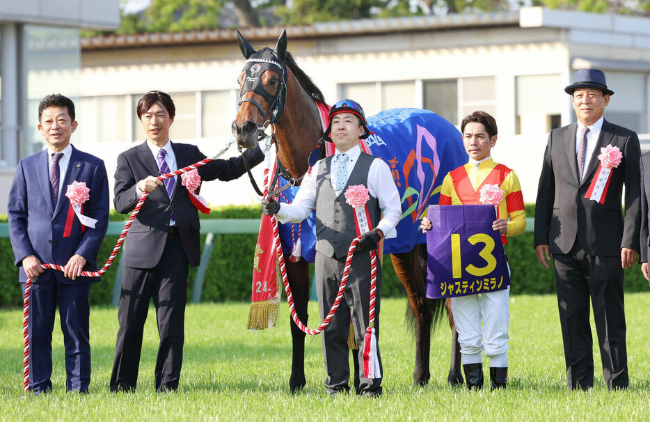 皐月賞を制したジャスティンミラノ（左端は友道調教師、右から２人目は戸崎）