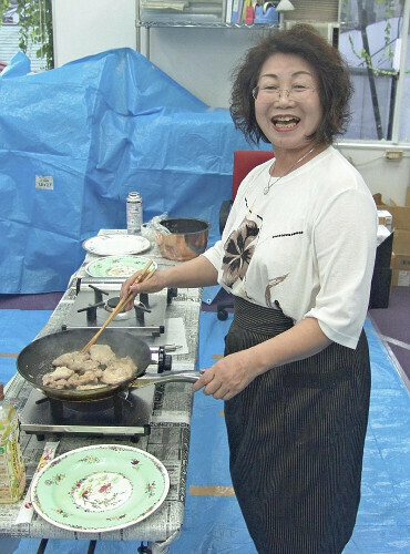 「同人誌の母」赤桐圭子さん。ずんどう鍋いっぱいの豚汁を、よく同人作家に振る舞ったという（２００７年８月の社内納涼会で）＝赤桐弦さん提供