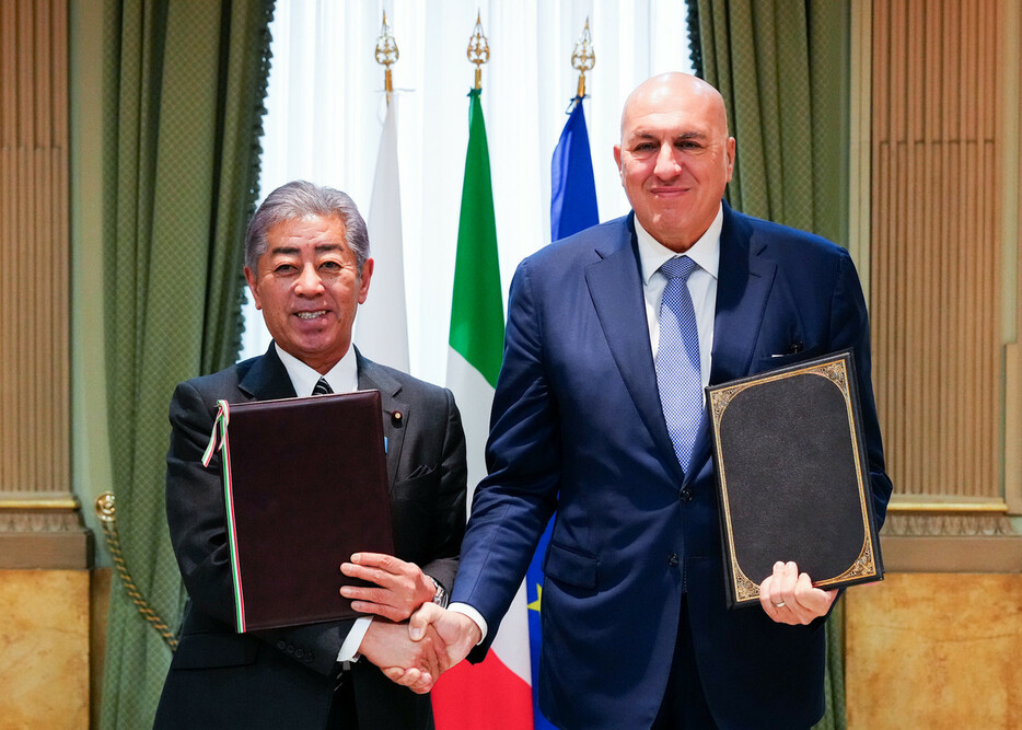 日本とイタリア両政府による物品役務相互提供協定（ＡＣＳＡ）署名式に出席し、握手する岩屋毅外相（左）とクロセット伊国防相＝２５日、ローマ（外務省提供）